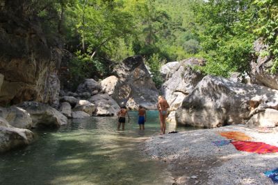 kanyon nehirde yüzmeye kızlar